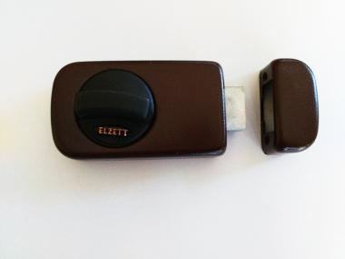 6784/799-3K gombos felsőzár barna